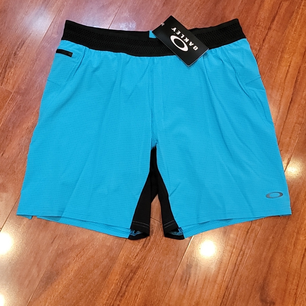 NWT Men's size L Oakley running shorts
